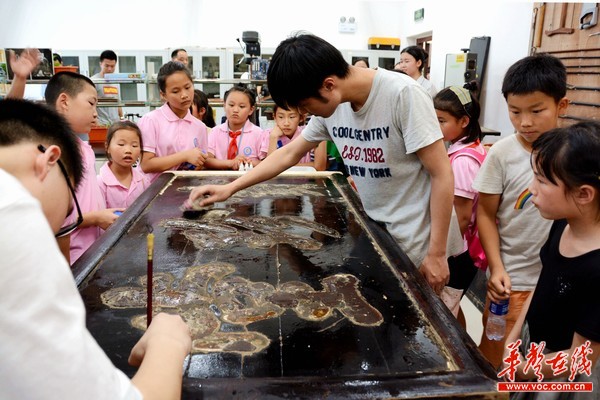 华声在线——小学生走进ac米兰官网中文网站 感知文物修复的神奇与“匠心”